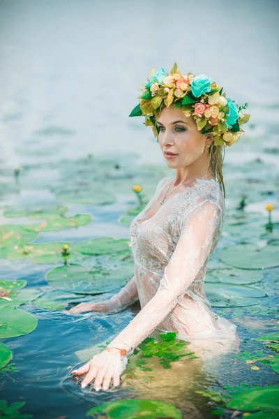 一个迷人的湖仙女穿着白色花边长裙头戴花环艺术摄影 神秘的场景 欧洲女巫 童话故事 — 图库照片