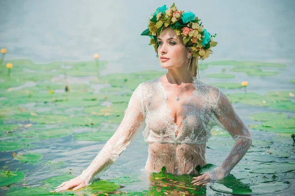 Una Fabulosa Ninfa Del Lago Vestido Largo Encaje Blanco Corona —  Fotos de Stock