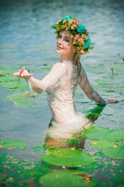 Une Fabuleuse Nymphe Lac Longue Robe Dentelle Blanche Couronne Photographie — Photo