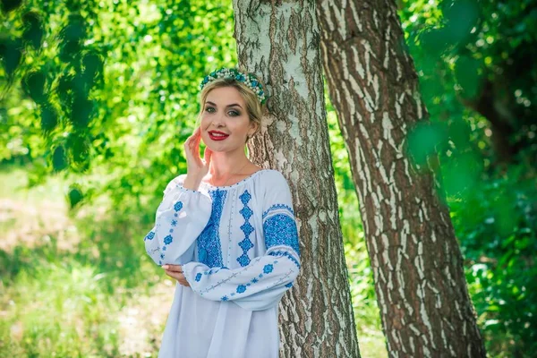 Konzept Der Ethnischen Mode Ziemlich Nettes Mädchen Weißem Besticktem Hemd — Stockfoto