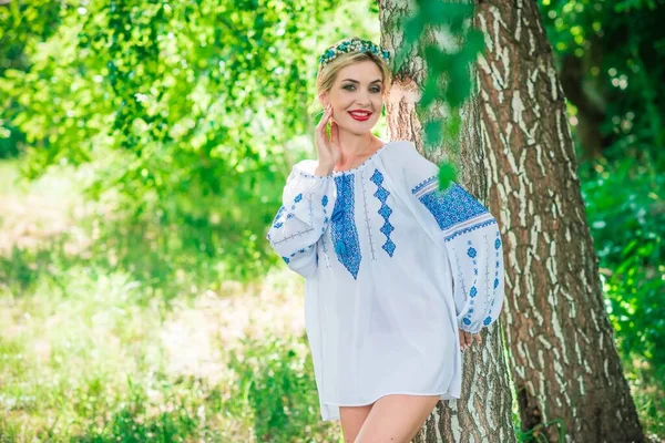 Concepto Moda Étnica Linda Chica Camisa Bordada Blanca Ubicación Naturaleza — Foto de Stock