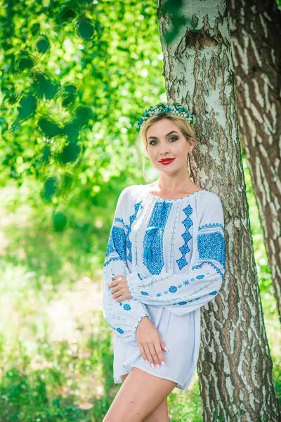 Conceito Moda Étnica Menina Bonita Camisa Branca Bordada Local Natureza — Fotografia de Stock