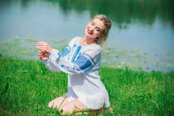 Понятие Этнической Моды Милая Девушка Белой Вышитой Рубашке Природе — стоковое фото