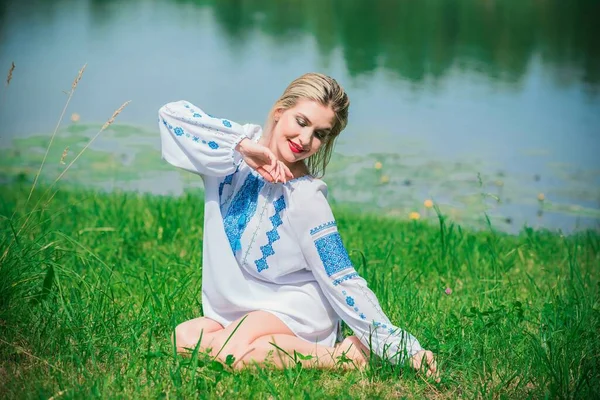 Concept Van Etnische Mode Mooi Meisje Wit Geborduurd Shirt Natuurlocatie — Stockfoto