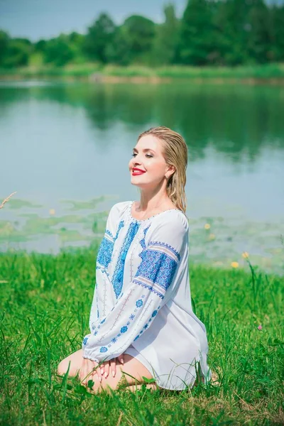 Concepto Moda Étnica Linda Chica Camisa Bordada Blanca Ubicación Naturaleza — Foto de Stock