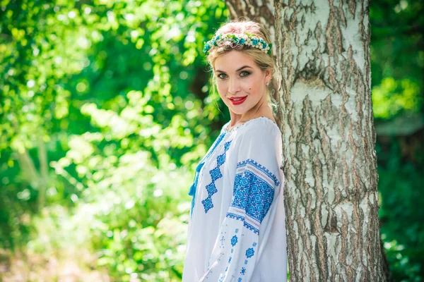 Concetto Moda Etnica Bella Ragazza Camicia Bianca Ricamata Nella Posizione — Foto Stock