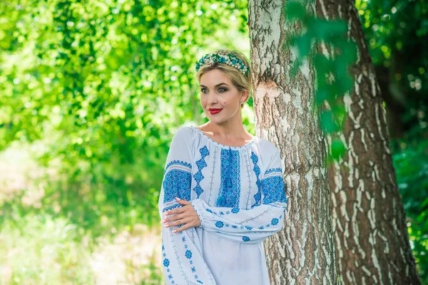 Pojęcie Mody Etnicznej Ładna Dziewczyna Białej Haftowanej Koszuli Lokalizacji Natury — Zdjęcie stockowe