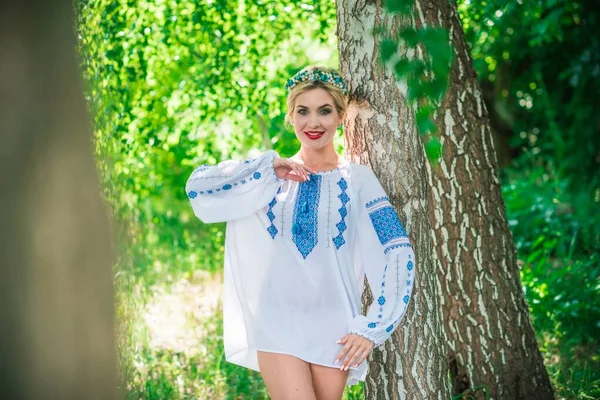 Concepto Moda Étnica Linda Chica Camisa Bordada Blanca Ubicación Naturaleza — Foto de Stock