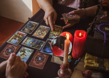 Tarot kartları, mumlar ve fal bakan objelerde fal bakımı. Kehanet, astroloji ve ezoterizm kavramı - illüstrasyon başyazısı - Romanya- Transilvanya 9 Mayıs