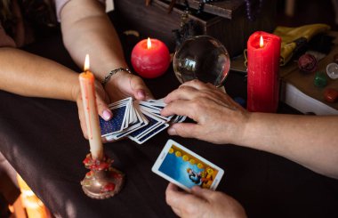 Tarot kartları, mumlar ve fal bakan objelerde fal bakımı. Kehanet, astroloji ve ezoterizm kavramı - illüstrasyon başyazısı - Romanya- Transilvanya 9 Mayıs