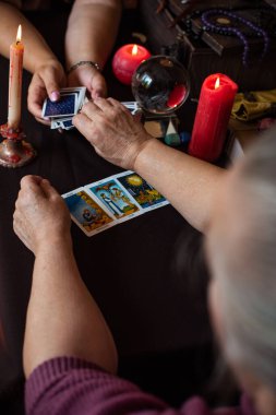 Tarot kartları, mumlar ve fal bakan objelerde fal bakımı. Kehanet, astroloji ve ezoterizm kavramı - illüstrasyon başyazısı - Romanya- Transilvanya 9 Mayıs