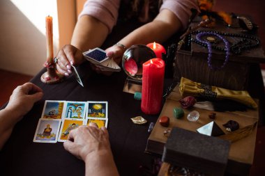 Tarot kartları, mumlar ve fal bakan objelerde fal bakımı. Kehanet, astroloji ve ezoterizm kavramı - illüstrasyon başyazısı - Romanya- Transilvanya 9 Mayıs