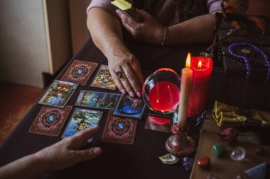 Tarot kartları, mumlar ve fal bakan objelerde fal bakımı. Kehanet, astroloji ve ezoterizm kavramı - illüstrasyon başyazısı - Romanya- Transilvanya 9 Mayıs