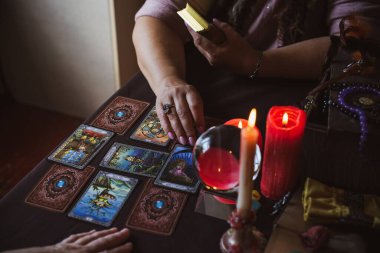 Tarot kartları, mumlar ve fal bakan objelerde fal bakımı. Kehanet, astroloji ve ezoterizm kavramı - illüstrasyon başyazısı - Romanya- Transilvanya 9 Mayıs