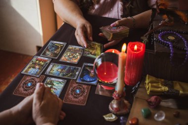 Tarot kartları, mumlar ve fal bakan objelerde fal bakımı. Kehanet, astroloji ve ezoterizm kavramı - illüstrasyon başyazısı - Romanya- Transilvanya 9 Mayıs
