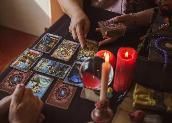 Seance Van Fortuin Vertellen Een Tarot Kaarten Kaarsen Waarzeggerij Objecten — Stockfoto