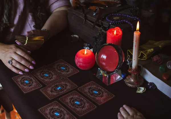 Seance Van Fortuin Vertellen Een Tarot Kaarten Kaarsen Waarzeggerij Objecten — Stockfoto