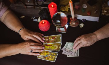 Sihir seansı para, Tarot kartları, mumlar ve fal baktıran nesneler. Kehanet, astroloji ve ezoterizm kavramı - illüstrasyon başyazısı - Romanya- Transilvanya 9 Mayıs