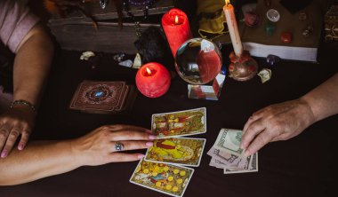 Sihir seansı para, Tarot kartları, mumlar ve fal baktıran nesneler. Kehanet, astroloji ve ezoterizm kavramı - illüstrasyon başyazısı - Romanya- Transilvanya 9 Mayıs