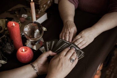 Sihirli resimler, Tarot kartları, mumlar ve yaşam tarzı, öngörü 