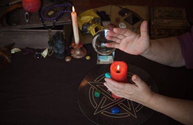 Sihirli resimler, Tarot kartları, mumlar ve yaşam tarzı, öngörü 