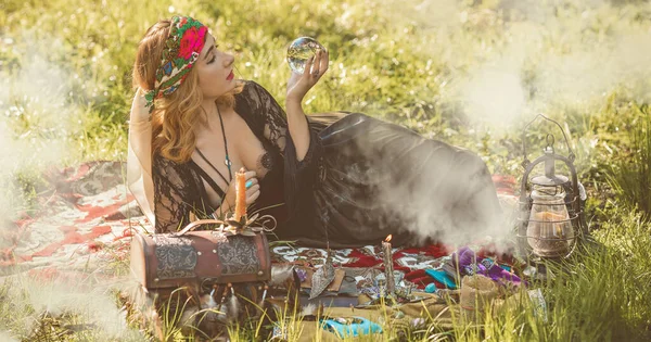 Zigeunerseele Boho Frau Mit Tarotkarten Kerzen Und Zauberkugel Auf Dem — Stockfoto