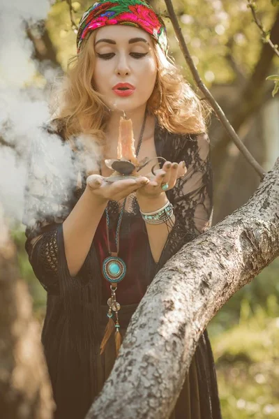 Femme Boho Avec Des Cartes Tarot Bougies Boule Magique Sur — Photo