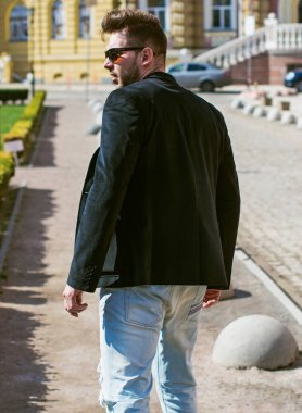 Yakışıklı genç adam eski kentte mavi kot, siyah ceket, beyaz gömlek, gözlük, şık saç, iyi ruh hali, güzel moda erkek arkadaş, vatandaş, güzel yüze sahip.