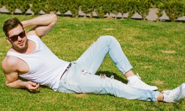 Yakışıklı genç adam eski kentte mavi kot, siyah ceket, beyaz gömlek, gözlük, şık saç, iyi ruh hali, güzel moda erkek arkadaş, vatandaş, güzel yüze sahip.