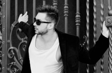 Yakışıklı genç adam eski kentte mavi kot, siyah ceket, beyaz gömlek, gözlük, şık saç, iyi ruh hali, güzel moda erkek arkadaş, vatandaş, güzel yüze sahip.