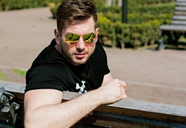 Yakışıklı genç adam eski kentte mavi kot, siyah ceket, beyaz gömlek, gözlük, şık saç, iyi ruh hali, güzel moda erkek arkadaş, vatandaş, güzel yüze sahip.