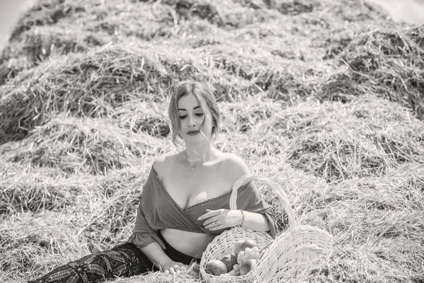 Country Vintage Mix Stijl Vrouw Met Mand Van Fruit Het — Stockfoto