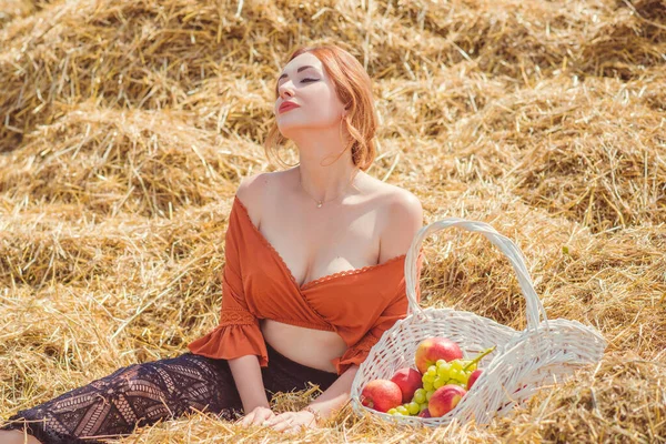 Estilo Mistura Vintage País Mulher Com Cesta Frutas Campo Retrato — Fotografia de Stock