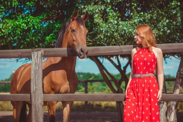 農場で馬とファッショナブルなボヘミアンカジュアルなスタイルの女性 ランチョの村でペット動物 馬は人間の友達だ — ストック写真