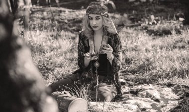 Çingene ruhu Tarot kartları, mumları ve sihirli topuyla tarlada, yaşam tarzında, öngörülerinde, Cadılar Bayramı 'nda kostüm için fikirleri olan Boho kadını.