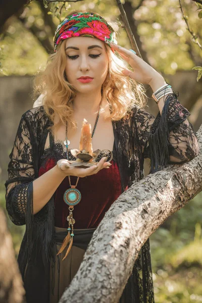 Femme Boho Avec Des Cartes Tarot Bougies Boule Magique Sur — Photo