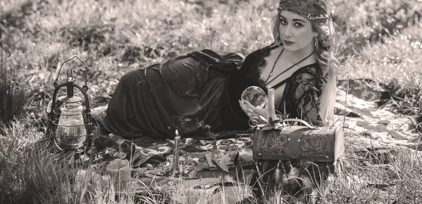 ジプシー魂 フィールドでタロットカード キャンドルや魔法のボールを持つボホールの女性 ライフスタイル ハロウィーンの衣装のためのアイデア — ストック写真