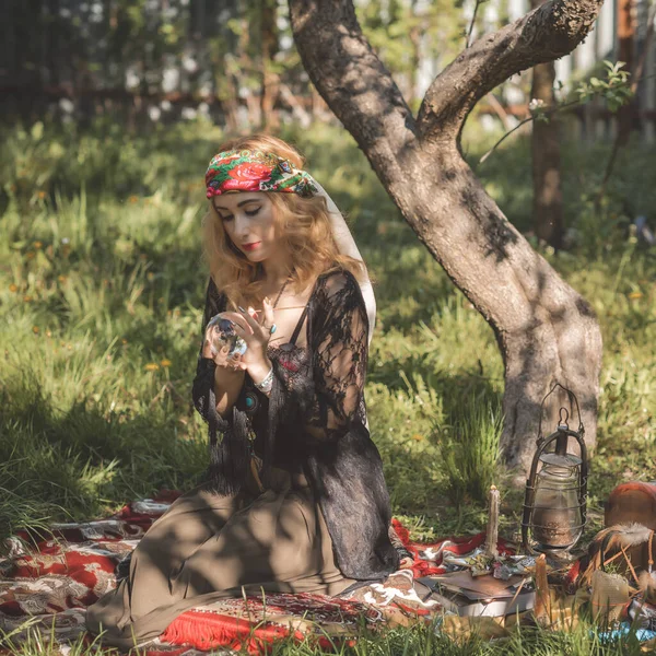 Zigeunerseele Boho Frau Mit Tarotkarten Kerzen Und Zauberkugel Auf Dem — Stockfoto