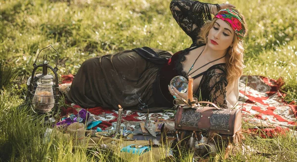 Zigeunerziel Boho Vrouw Met Tarotkaarten Kaarsen Magische Bal Het Veld — Stockfoto