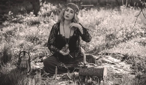 Mulher Boho Com Cartas Tarô Velas Bola Mágica Campo Estilo — Fotografia de Stock