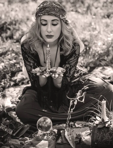 ジプシー魂 フィールドでタロットカード キャンドルや魔法のボールを持つボホールの女性 ライフスタイル ハロウィーンの衣装のためのアイデア — ストック写真