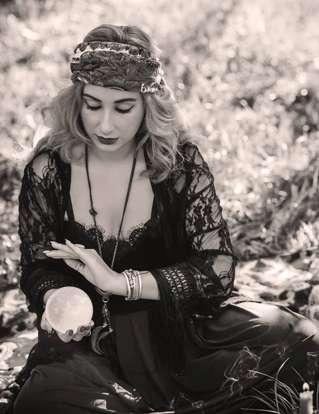 Gypsy Soul Boho Γυναίκα Κάρτες Ταρώ Κεριά Και Μαγική Μπάλα — Φωτογραφία Αρχείου