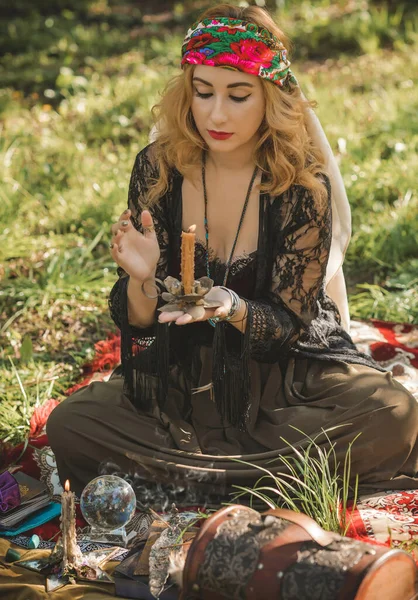 Mulher Boho Com Cartas Tarô Velas Bola Mágica Campo Estilo — Fotografia de Stock