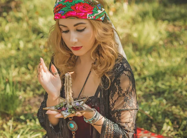 Mulher Boho Com Cartas Tarô Velas Bola Mágica Campo Estilo — Fotografia de Stock