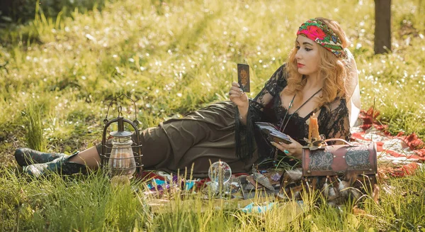 Zigeunerziel Boho Vrouw Met Tarotkaarten Kaarsen Magische Bal Het Veld — Stockfoto