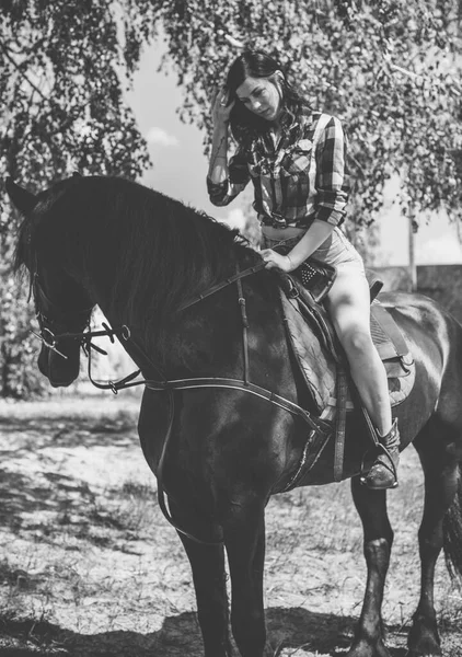 Vrouw Geniet Van Paardengezelschap Jonge Mooie Vrouw Gekleed Geruit Shirt — Stockfoto