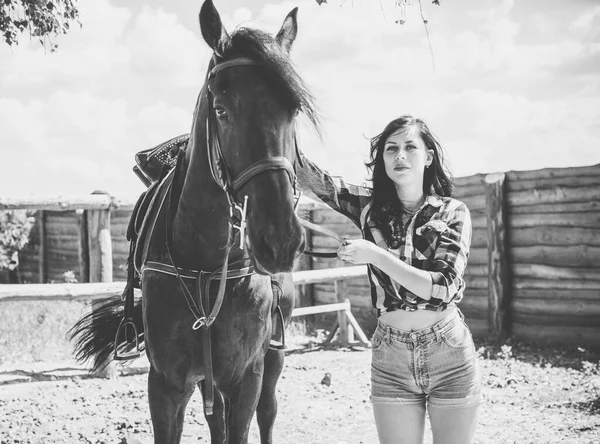 Vrouw Geniet Van Paardengezelschap Jonge Mooie Vrouw Gekleed Geruit Shirt — Stockfoto
