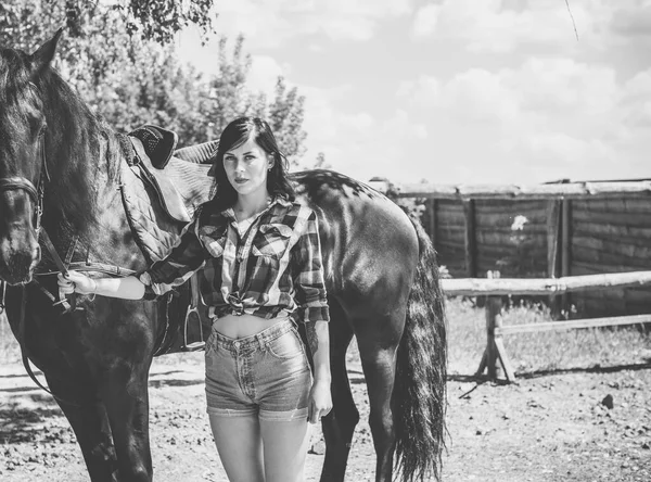 Žena Užívá Koňské Společnosti Mladá Krásná Žena Oblečená Kostkovaná Košile — Stock fotografie