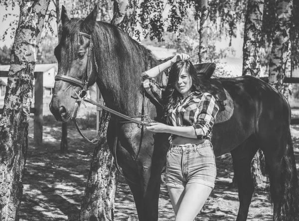 Vrouw Geniet Van Paardengezelschap Jonge Mooie Vrouw Gekleed Geruit Shirt — Stockfoto