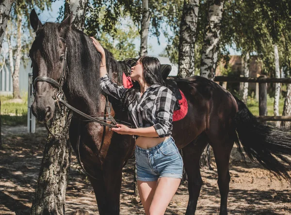 Alle Donne Piace Compagnia Dei Cavalli Giovane Bella Donna Vestita — Foto Stock